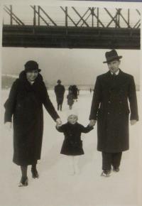 Vladimír Valta with his parents on the Vltava River, 1934/1935