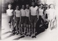 Okresní gymnastické závody dorostu Sokola (Oldřich Kolzrt 1. vpravo), Semily 1946