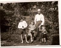 S tatínkem a sourozenci na zahradě