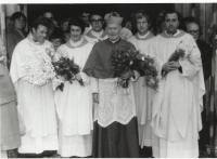Svěcení v katedrále v Litoměřicích, uprostřed kardinál František Tomášek