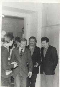 Oslava návratu Václava Havla z vězení; zprava Dominik Duka, Jiří Dienstbier, Václav Havel, Jan Hrabina