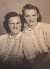 Anastázie Králová se sestrou Zdenkou