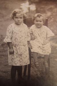 Anastázie Králová se sestrou Zdeňkou