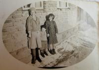 Anastázie Králová se sestřenicí a bratrancem před domem v Ratiboři