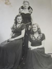 Anastázie Králová v učení na švadlenu