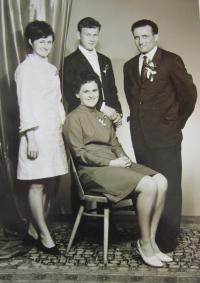 Rodina Králová (Anastázie s manželem Františkem a dětmi Naděždou a Františkem)