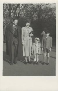 Pamětník s rodinou v Praze na Letné 1948