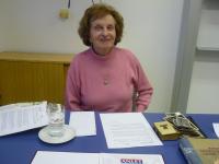 Jana Volfová při rozhovoru se členy žákovského týmu 9. ZŠ v Mladé Boleslavi při natáčení rozhovoru v rámci projektu Příběhy našich sousedů, leden 2015