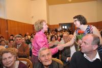 Jana Volfová receives thanks of Hana Hniličková from o.p.s Post Bellum at end presentation of witnesses stories in Mladá Boleslav - 25.3. 2015.