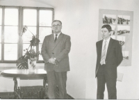 Karel Herčík (vlevo) na vernisáži výstavy "Mladoboleslavsko v roce 1945", snímek z roku 1990