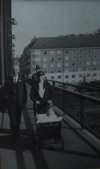 Herbert Böhm se svými prarodiči (Děčín, 9. září 1937)