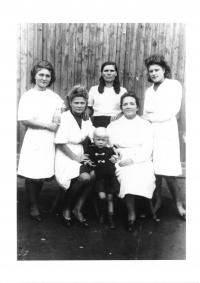 Se zdravotními sestrami v německém pracovním táboře, 2. zleva
