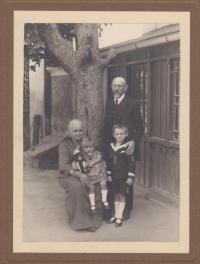 Grandpharents Karel and Slavěna Žert with Zdeněk and Danuše (1927)
