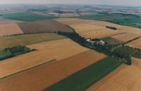 Letecký pohled na Bříství, statek a polnosti Žertových