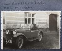 otec a matka vypravěče ve voze Aero 662, 1933, Milevsko