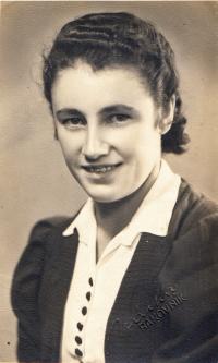 His sister Růža, girlfriend of paratrooper Mikš