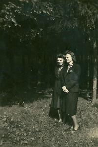 Truda s kamarádkou Hedel v lese u Opavy, 1941