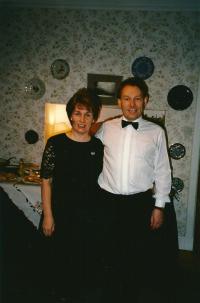 Denise s bratrem Peterem, doma v Edinburghu, 1996