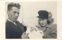 Narození Petera, rodiče Truda a Bob, Glenmorangie, 1946