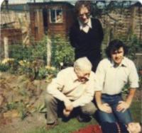 Peter, malý Paul, Bob a Truda na zahradě v Tain, 1981