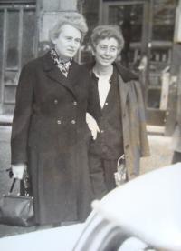 Štefania Lorándová vlevo
