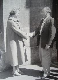 Štefania Lorándová vlevo