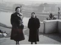 Štefania Lorándová vlevo