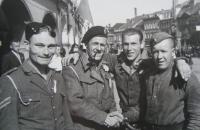 Spojenečtí vojáci, každý jiné národnosti