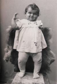 Věra v šatičkách, které vyšívala její matka; Praha, 1943