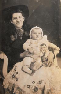 Věra s matkou Marií, která vše háčkovala; Praha, 1942