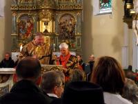 Věra s páterem Petrem Fořtem (ID4321) při nedělní mši; Rotava, 29. 6. 2014