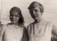 Broňa a Marcela, dcery A. Tesařové-Koutné, cca 1971/72 - foto, kterou měla p. Tesařová ve vězení