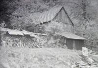 Stodola v pasekářské osadě V Hrábí ve vlastnictví rodiny Manišů, kde spávali partyzáni
