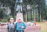 U pomníku na památku 1. čs. partyzánské brigády Jana Žižky na moravsko-slovenskom přechodu Bumbálka