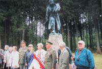 U pomníku na památku 1. čs. partyzánské brigády Jana Žižky na moravsko-slovenskom přechodu Bumbálka