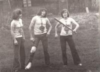 J_Holas se sádrou na noze, vlevo jeho nastávající 1977