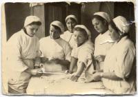 České zdravotnice na výcviku v Kyjevě, 1944 - Olga Lugertová zcela vlevo