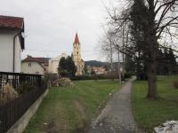 Kostel v Dolní Bečvě s alejí Hynka Tošenovského