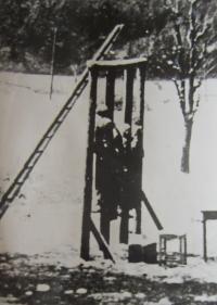 Místo na školním hřišti v Dolní Bečvě, kde 9. listopadu 1944 byli popraveni čtyři odbojáři. 