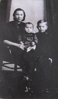 Sestra Ludmila Tošenovská s dětmi
