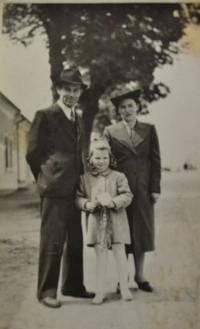 Alena Jiroušková s rodiči v roce 1941