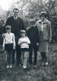 Vadim Petrov s manželkou Martou a dětmi