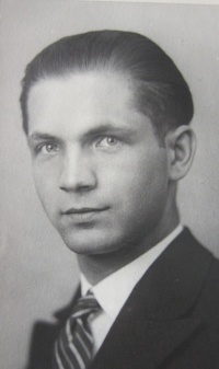 Maturitní fotografie otce Ladislava Prokeše z roku 1928