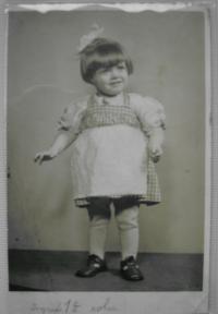 Ingrid Petříková as a child, cca 1942
