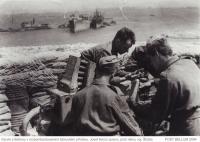 Výcvik s Boforsy v rozbombardovaném tobruckém přístavu, Josef Hercz vpravo, naproti němu voj. Štolba