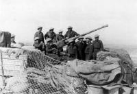 Výcvik s Boforsy v rozbombardovaném tobruckém přístavu