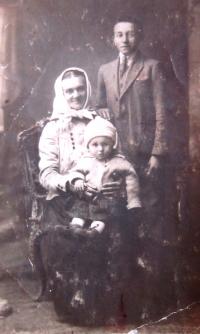 Ladislav Vítek jako batole s babičkou a strýcem