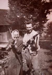 Ladislav Vítek s matkou Annou v roce 1943 v osadě U Čulíků