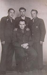 Uprostřed Ladislav Vítek v roce 1946 na vojně