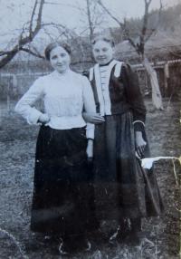 Vpravo matka Anna Vítková